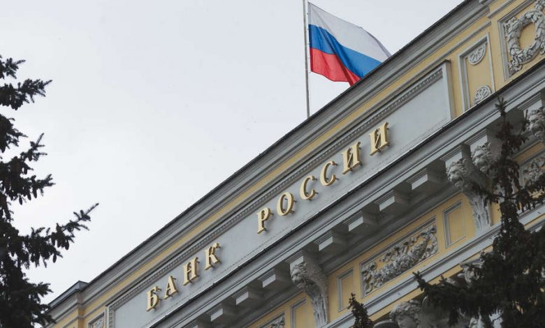 Фото - Банк России еще на полгода ограничил переводы для нерезидентов из недружественных стран